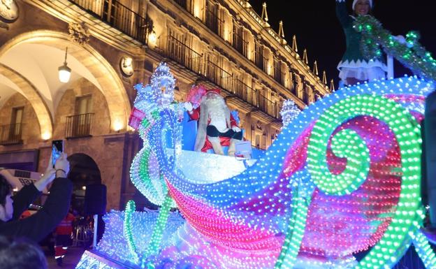 La carroza de Papá Noel llega por primera vez a Salamanca