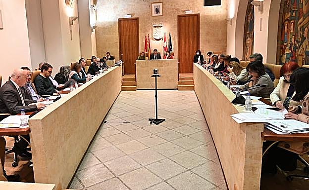 Imagen principal - El Ayuntamiento confirma la congelación de los impuestos, tasas y precios públicos con polémica