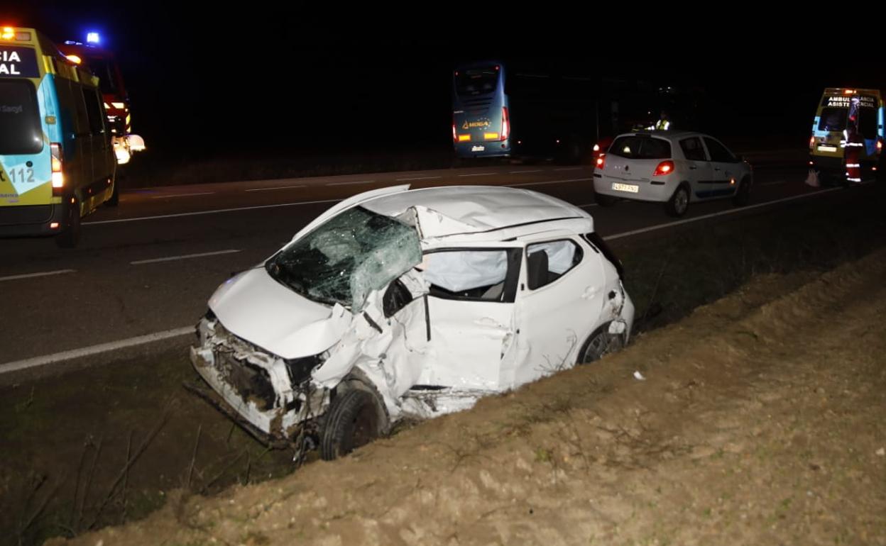 El turismo accidentado y el autobús de fondo. 