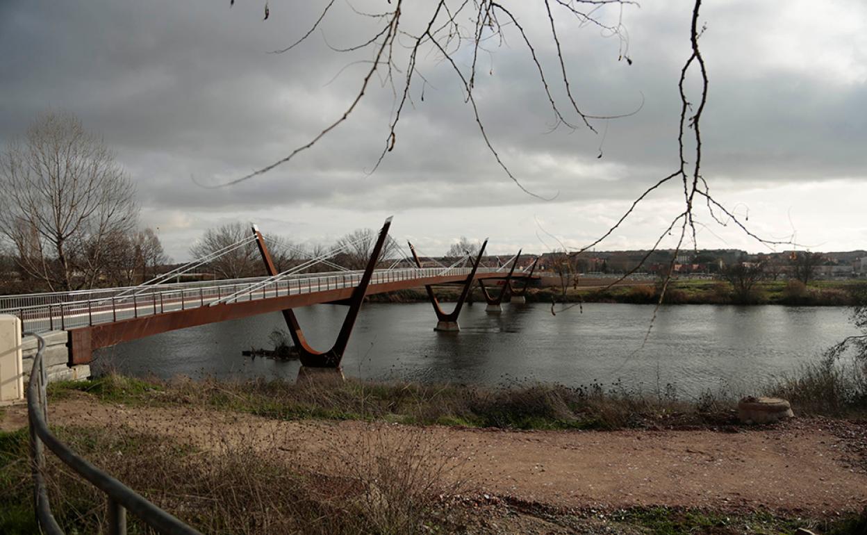Pasarela que une las dos orillas del río. 