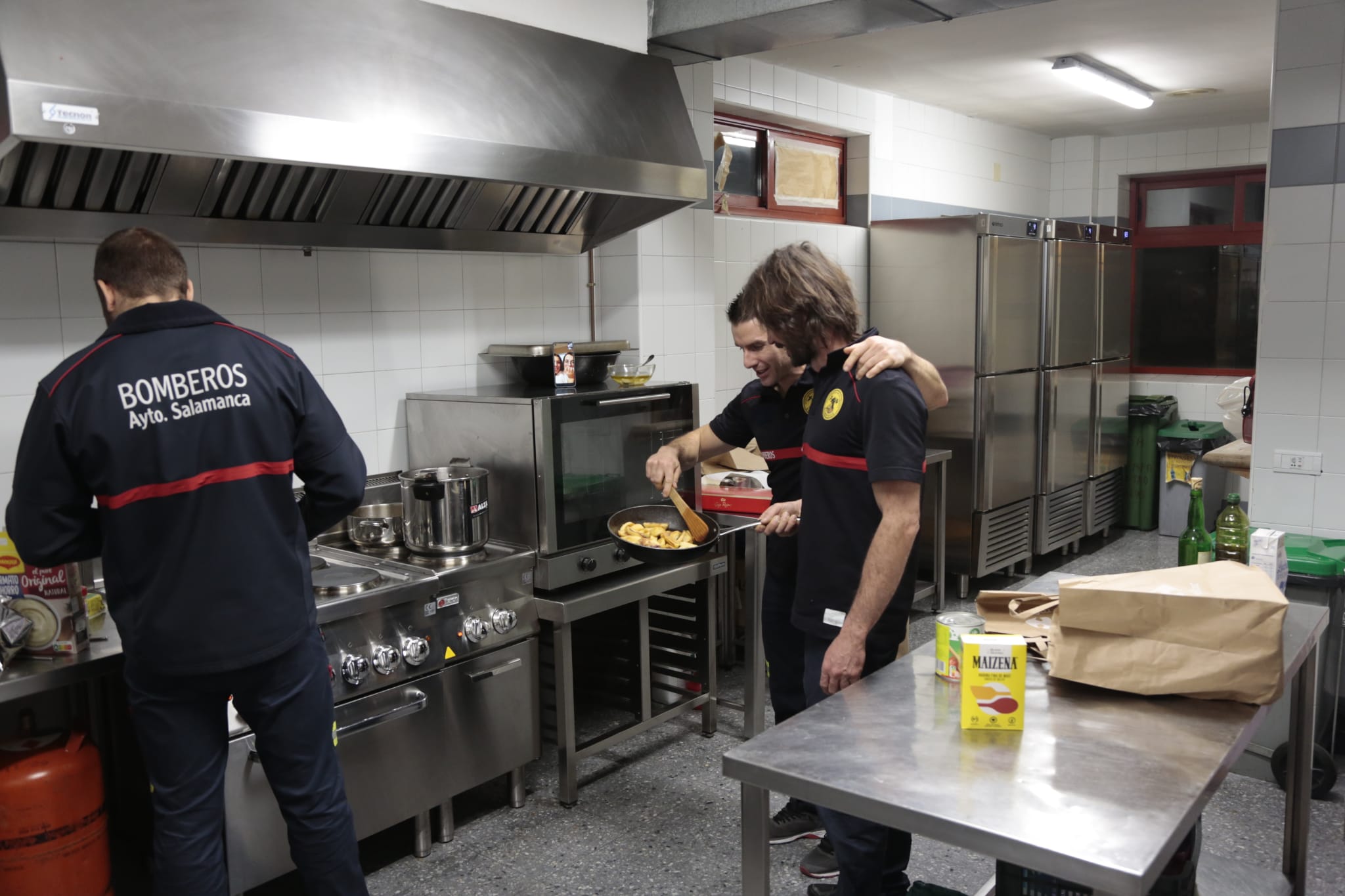 Fotos: Así pasaron la Nochebuena en el Comedor de los pobres, en Cáritas y los bomberos