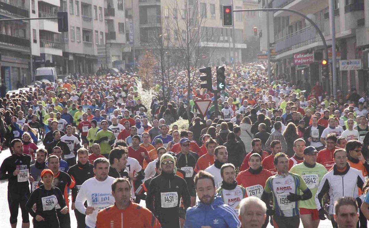 Primeros metros de una edición anterior de la San Silvestre Salmantina. 