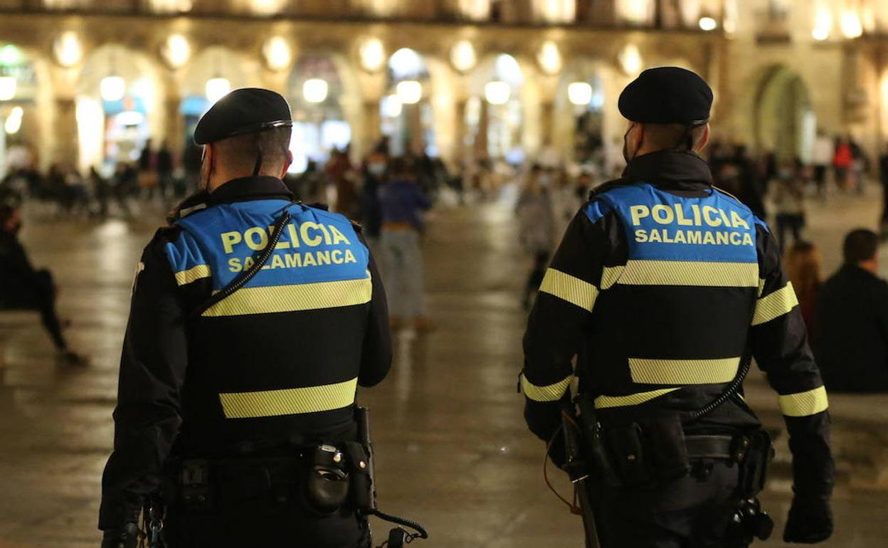 Dos agentes de la Policía Local de Salamanca. 