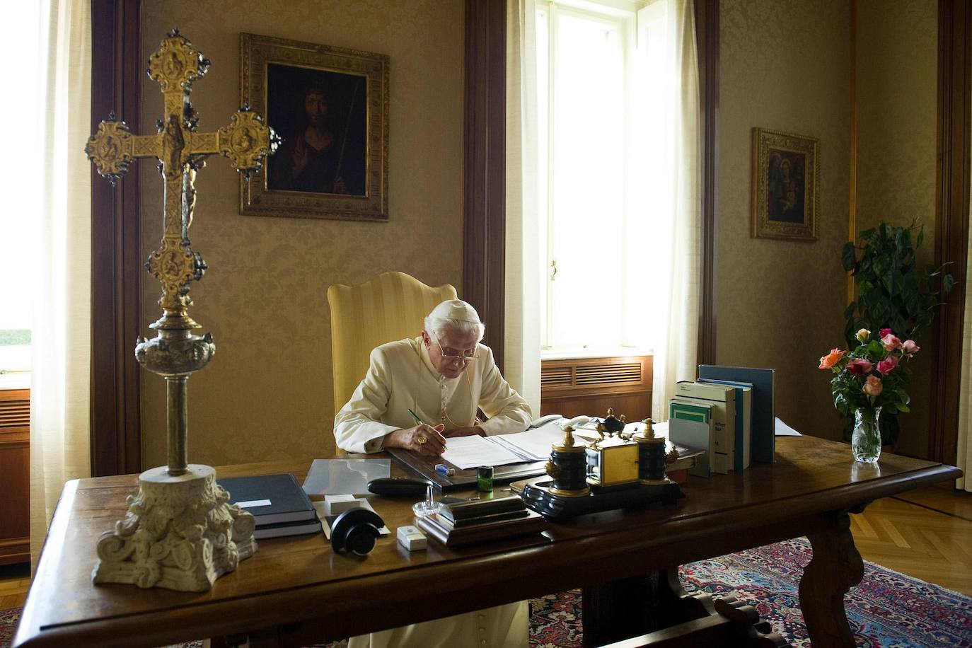 El Papa escribe un documento en su residencia de verano de Castelgandolfo, al sur de Roma.