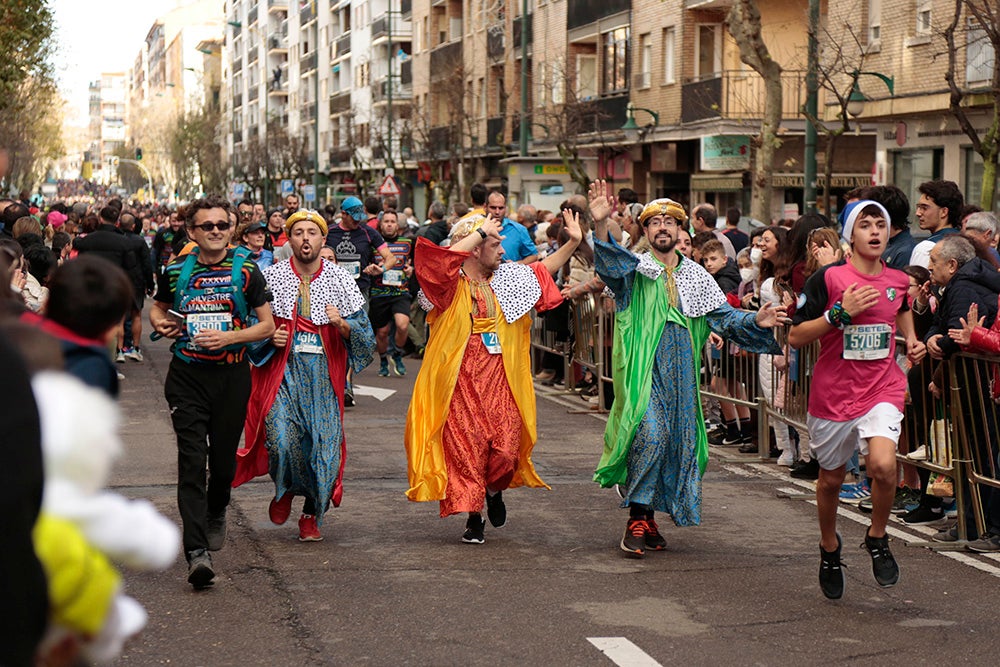 Fotos: Las Arañas ganan el concurso de disfraces de la San Silvestre por delante de Gondoleras y Fregonas