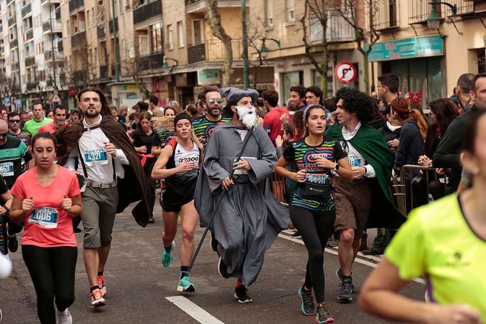 Fotos: Las Arañas ganan el concurso de disfraces de la San Silvestre por delante de Gondoleras y Fregonas