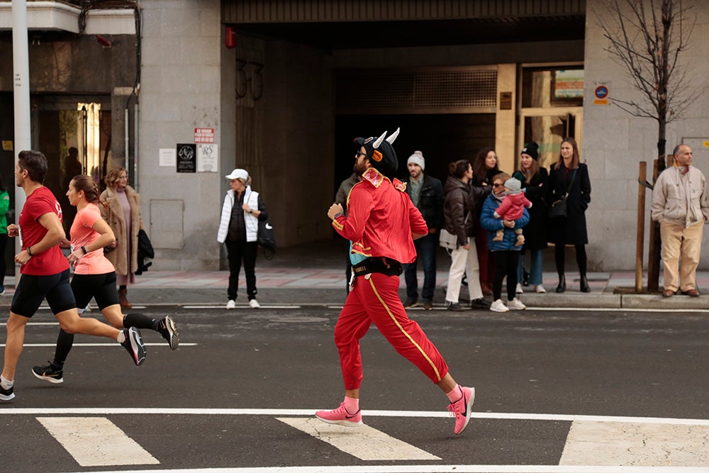 Fotos: Las Arañas ganan el concurso de disfraces de la San Silvestre por delante de Gondoleras y Fregonas