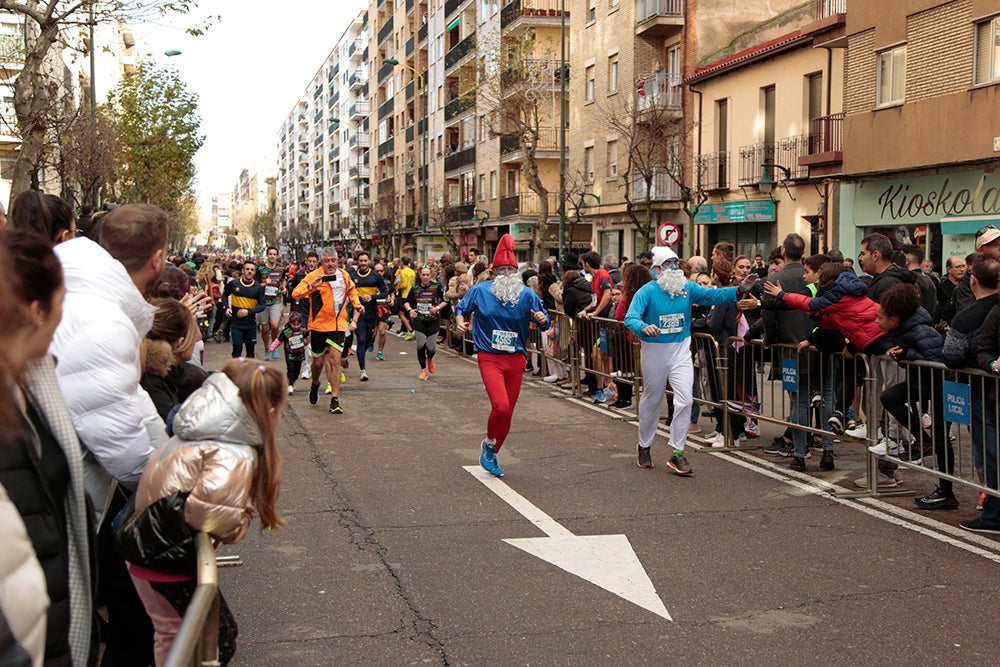 Fotos: Las Arañas ganan el concurso de disfraces de la San Silvestre por delante de Gondoleras y Fregonas
