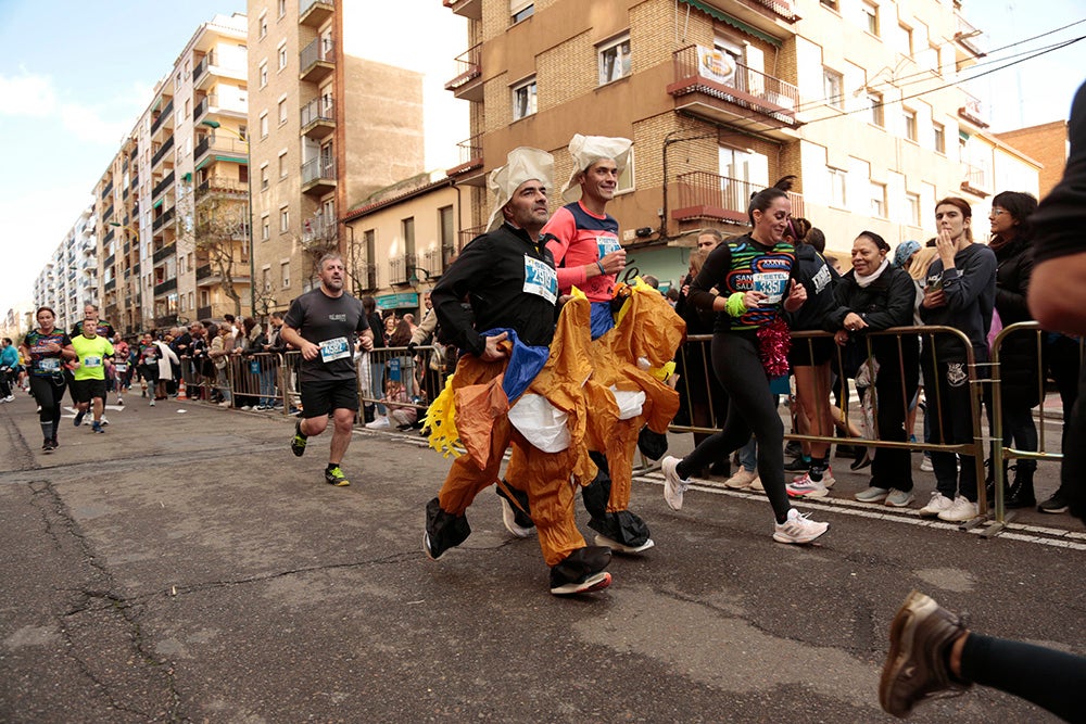 Fotos: Las Arañas ganan el concurso de disfraces de la San Silvestre por delante de Gondoleras y Fregonas