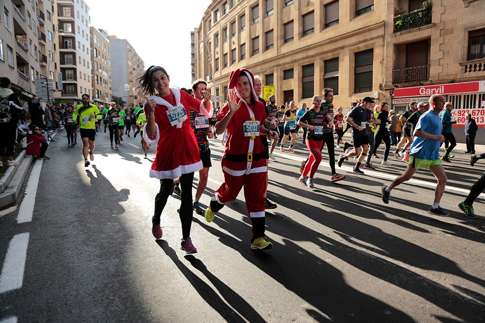 Fotos: Las Arañas ganan el concurso de disfraces de la San Silvestre por delante de Gondoleras y Fregonas