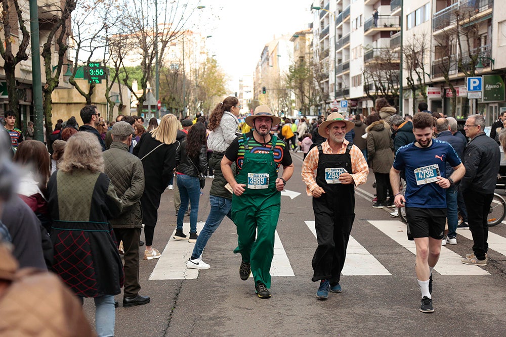 Fotos: Las Arañas ganan el concurso de disfraces de la San Silvestre por delante de Gondoleras y Fregonas