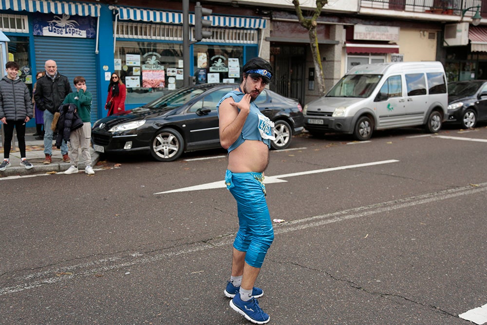 Fotos: Las Arañas ganan el concurso de disfraces de la San Silvestre por delante de Gondoleras y Fregonas