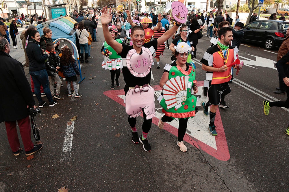 Fotos: Las Arañas ganan el concurso de disfraces de la San Silvestre por delante de Gondoleras y Fregonas
