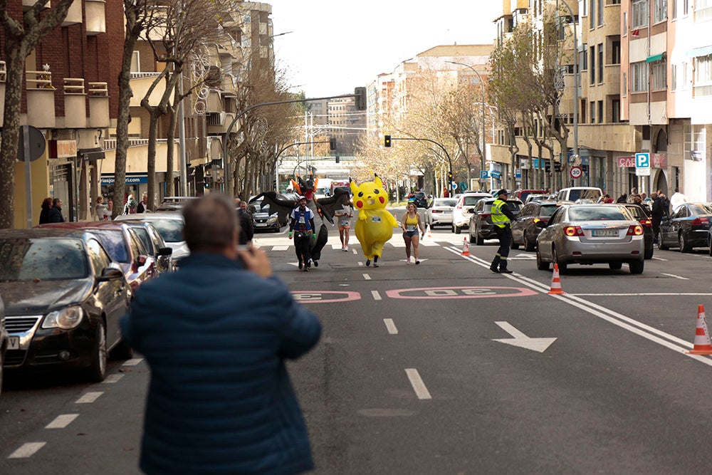 Fotos: Las Arañas ganan el concurso de disfraces de la San Silvestre por delante de Gondoleras y Fregonas