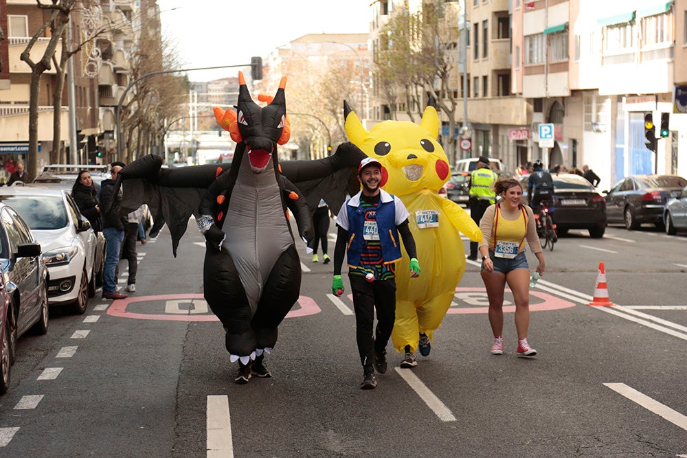 Fotos: Las Arañas ganan el concurso de disfraces de la San Silvestre por delante de Gondoleras y Fregonas