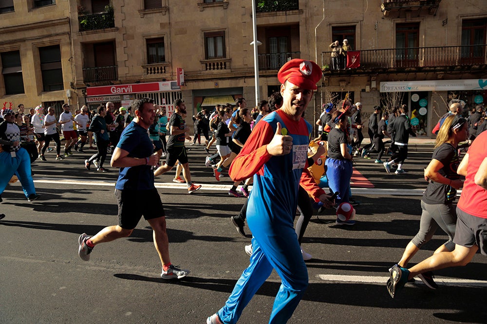 Fotos: Las Arañas ganan el concurso de disfraces de la San Silvestre por delante de Gondoleras y Fregonas