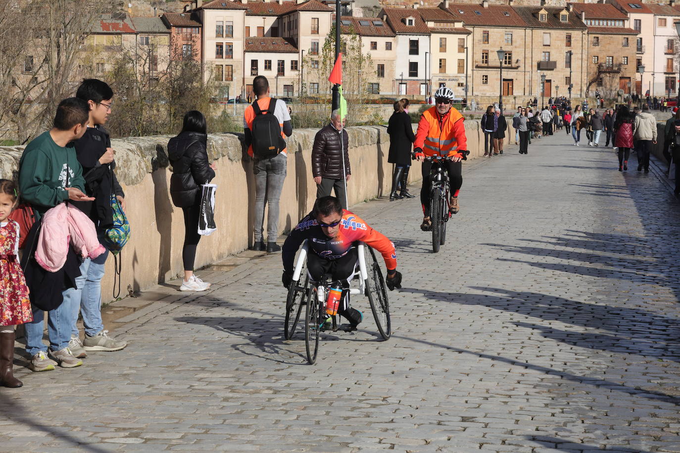 Fotos: Monumental paso de la San Silvestre por el Puente Romano de Salamanca