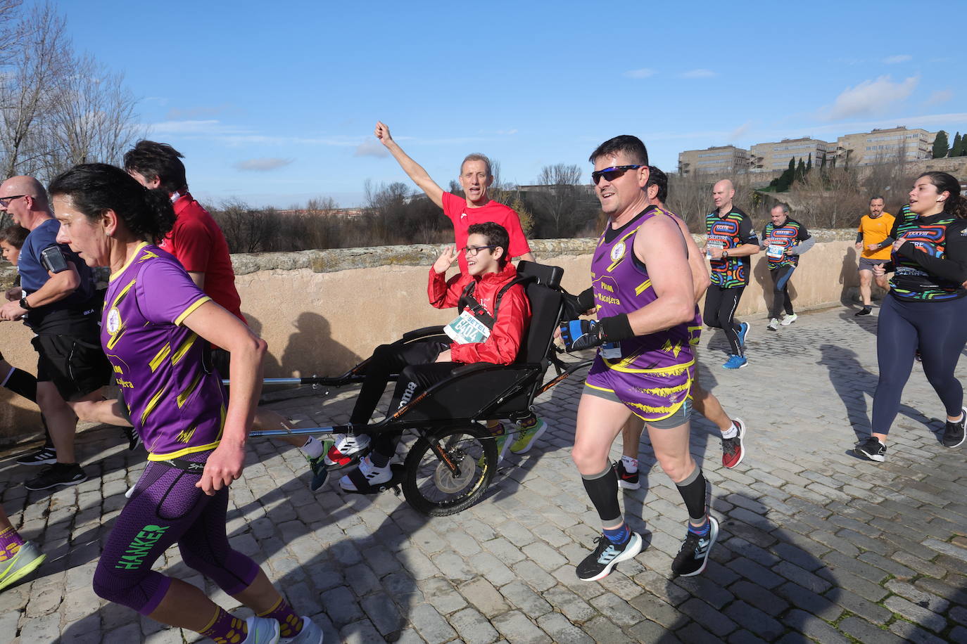 Fotos: Monumental paso de la San Silvestre por el Puente Romano de Salamanca