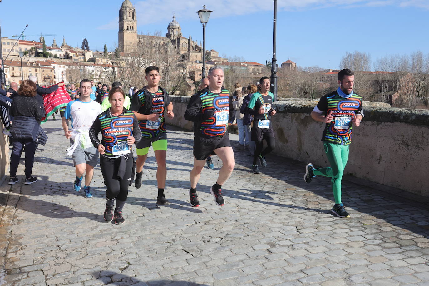 Fotos: Monumental paso de la San Silvestre por el Puente Romano de Salamanca
