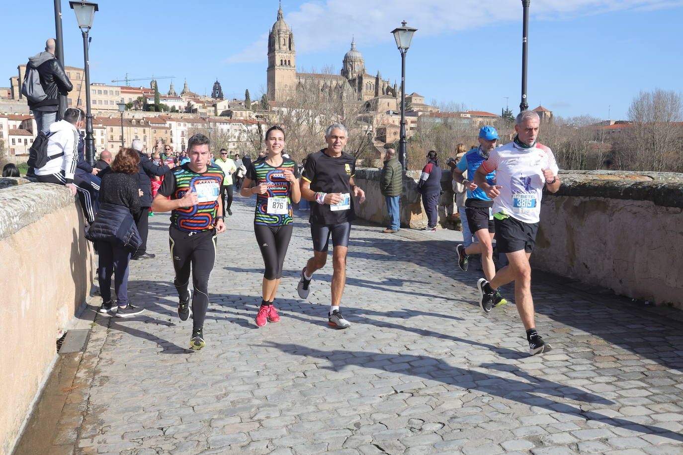 Fotos: Monumental paso de la San Silvestre por el Puente Romano de Salamanca