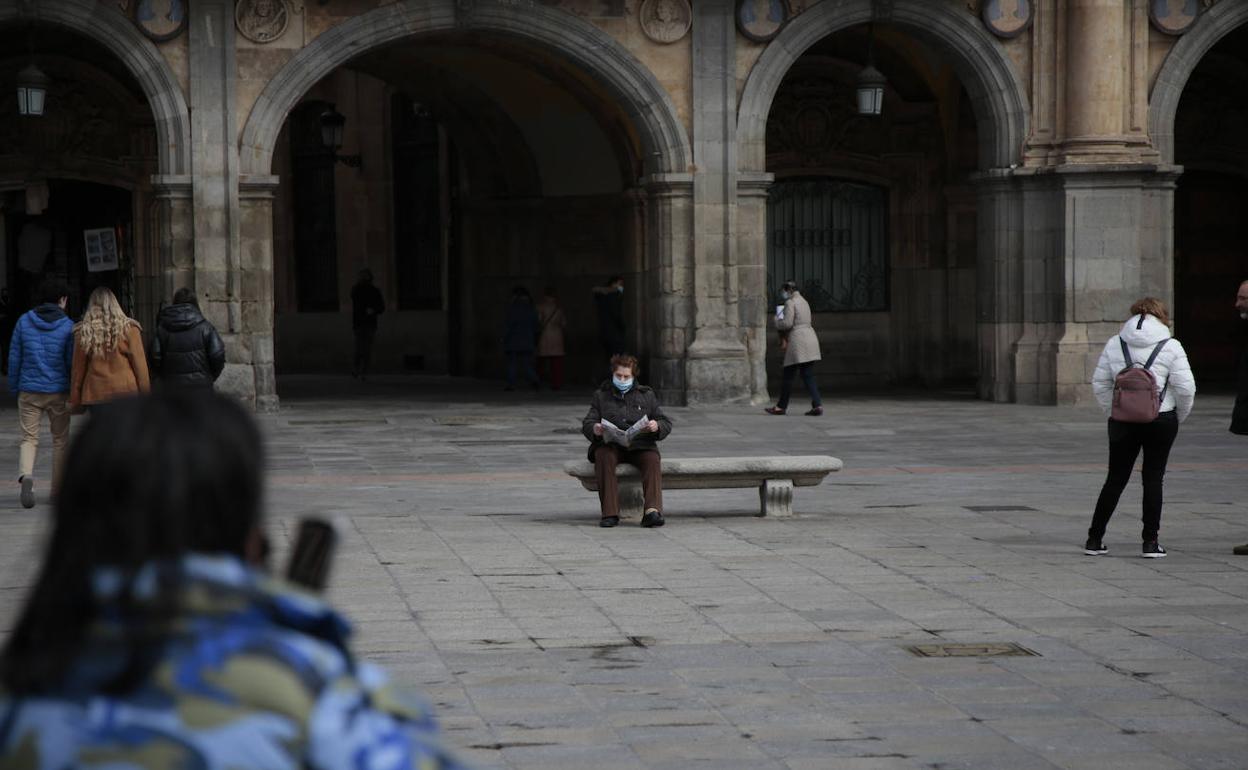 Imagen de archivo: personas en la Plaza Mayor de Salamanca. 