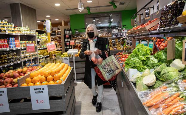 El Gobierno elimina el IVA de los alimentos básicos y dará 200 euros a las rentas bajas 
