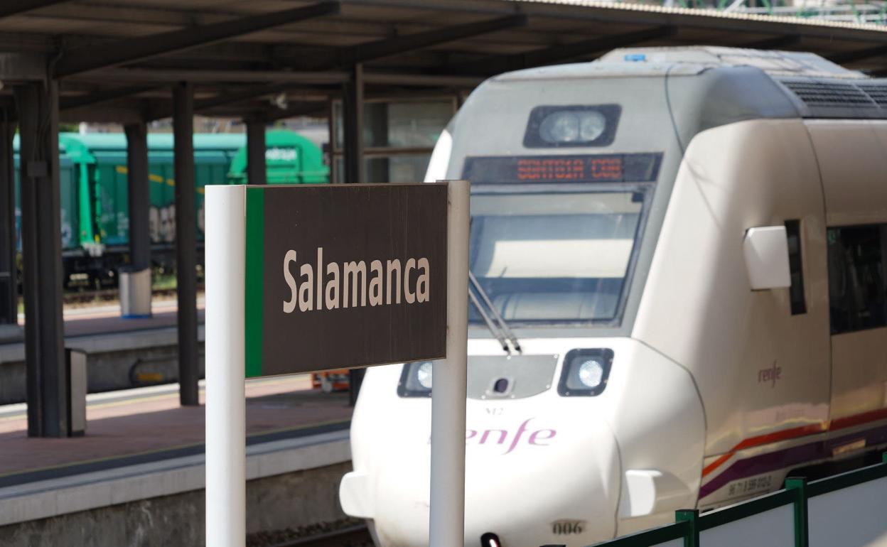 Un tren de Renfe llegando a la estación de Salamanca. 