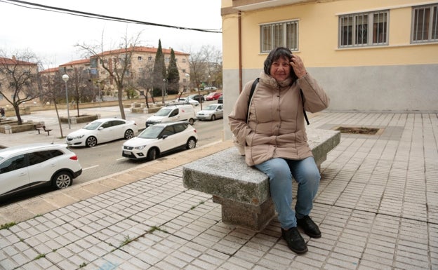 Imagen principal - Aunque el Barrio Blanco está siendo objeto de mejoras, los vecinos insisten en que quedan muchas plazas duras a las que se les puede dar más comodidad y que es nececesario cuidar más las zonas verdes 