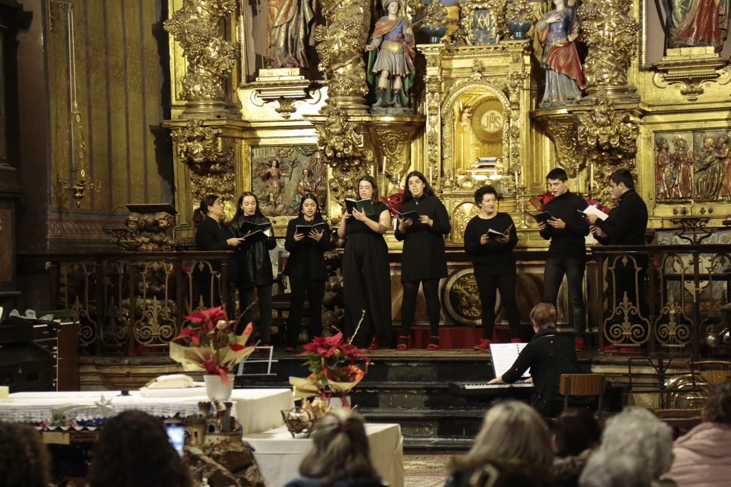 Fotos: Cantores recorren en procesión las calles de Salamanca y elogian la Navidad con un gran concierto