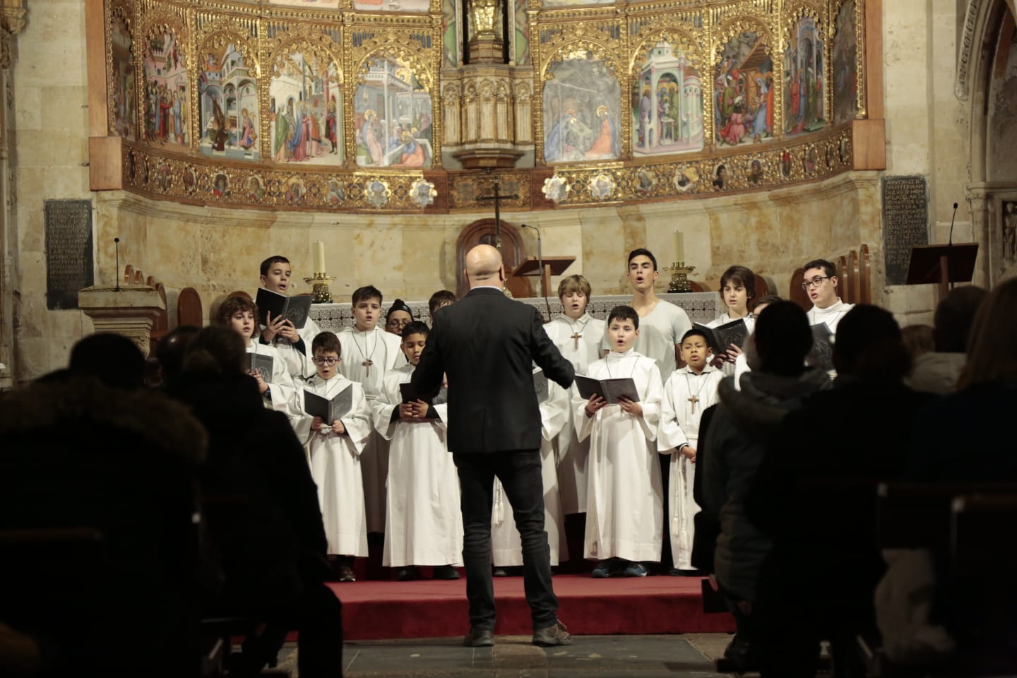 Fotos: Cantores recorren en procesión las calles de Salamanca y elogian la Navidad con un gran concierto