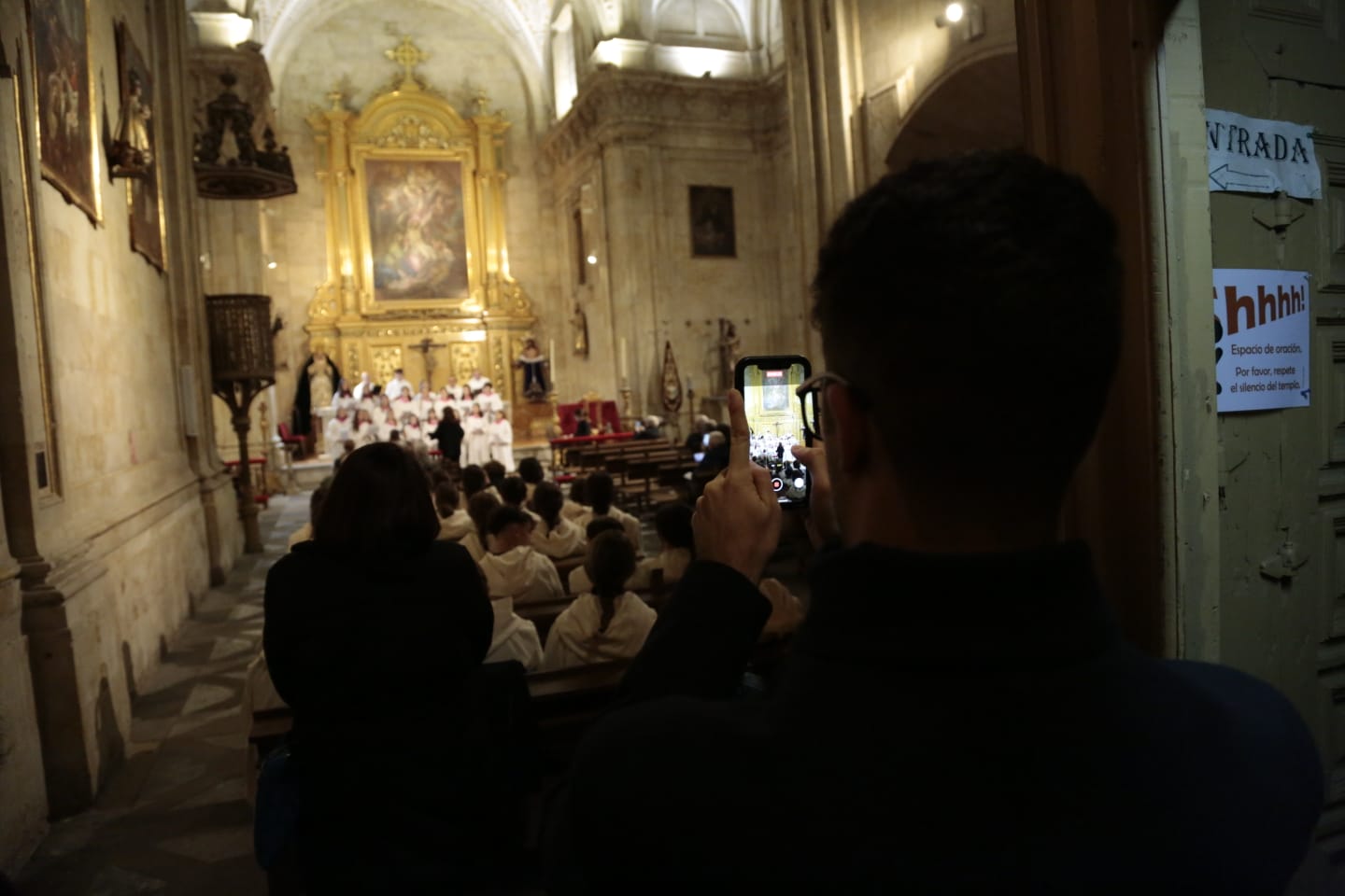Fotos: Cantores recorren en procesión las calles de Salamanca y elogian la Navidad con un gran concierto