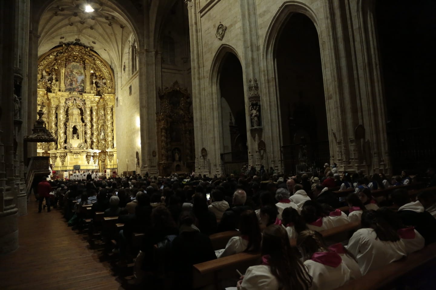 Fotos: Cantores recorren en procesión las calles de Salamanca y elogian la Navidad con un gran concierto