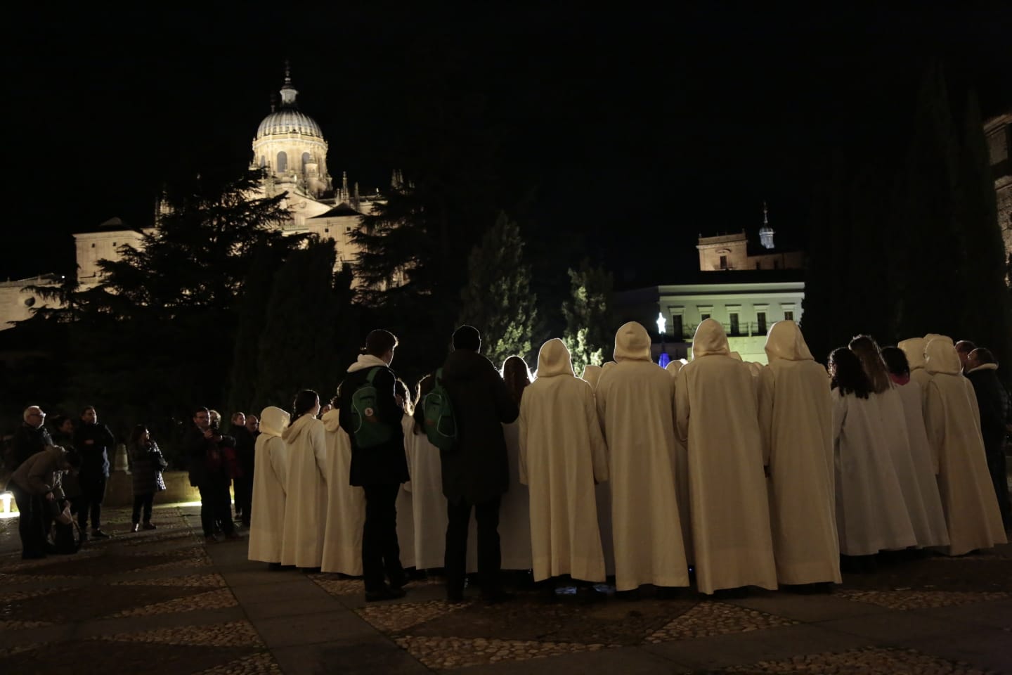 Fotos: Cantores recorren en procesión las calles de Salamanca y elogian la Navidad con un gran concierto