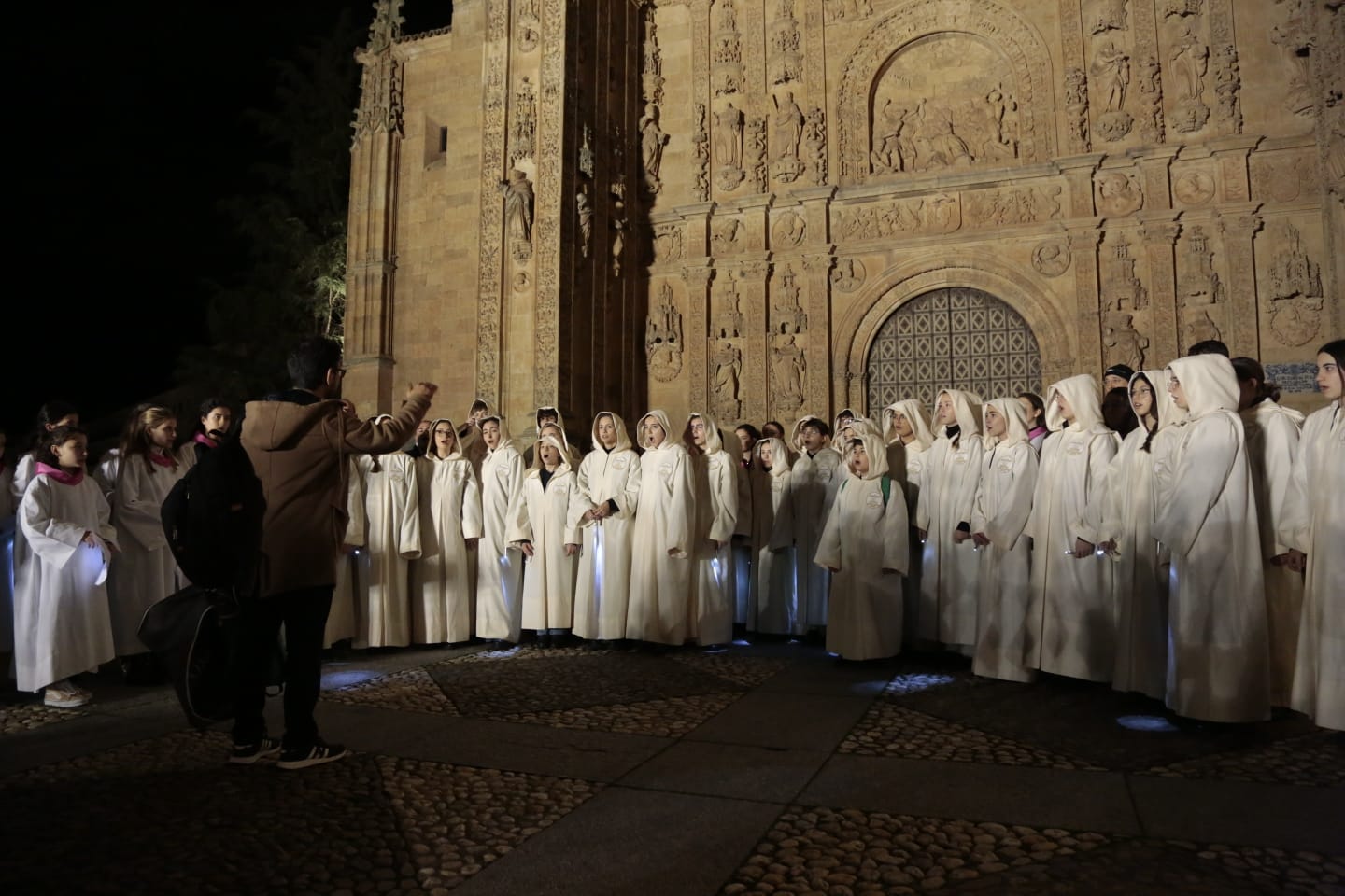 Fotos: Cantores recorren en procesión las calles de Salamanca y elogian la Navidad con un gran concierto