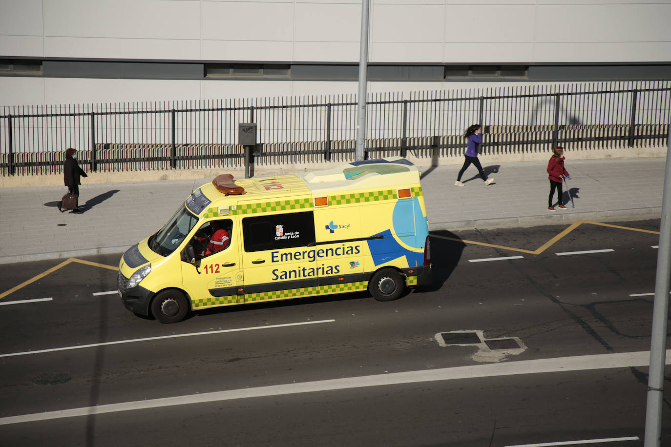 Imagen de archivo de una ambulancia en el hospital de Salamanca. 
