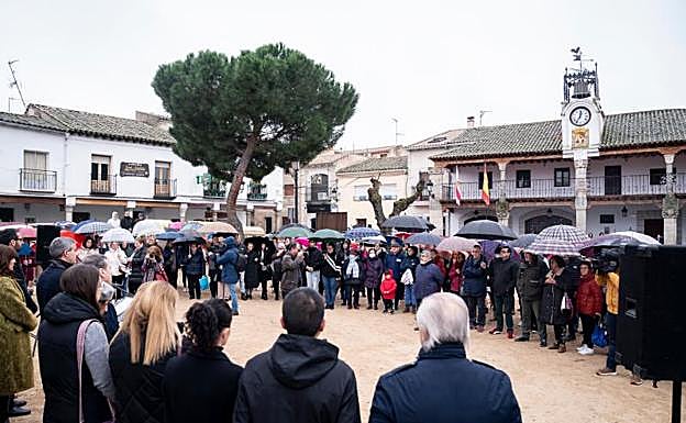 Concentración en repulsa por el crimen de la mujer embarazada y su bebé.