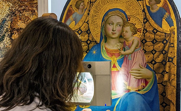 Minucioso examen de la tabla durante su estancia de un año en el taller de restauración 