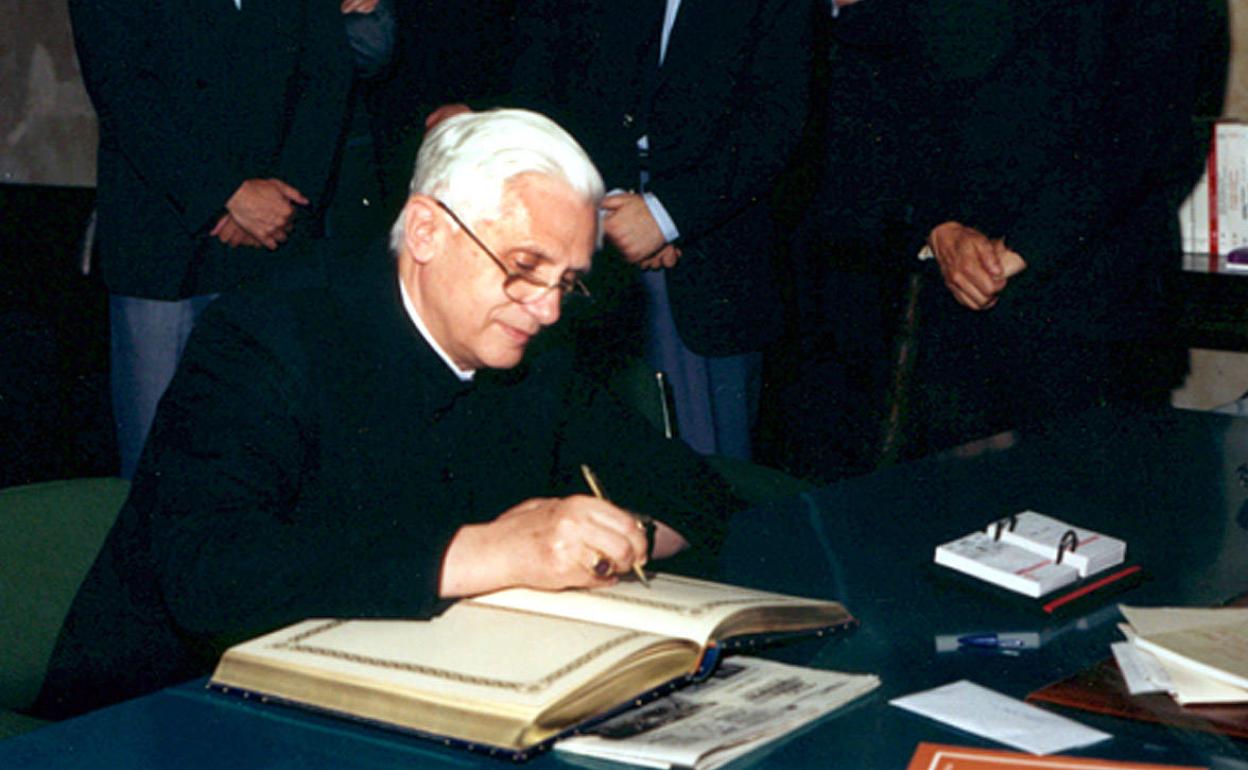 El entonces cardenal Joseph Ratzinger firma en el Libro de Oro de la Universidad Pontificia en Salamanca. 