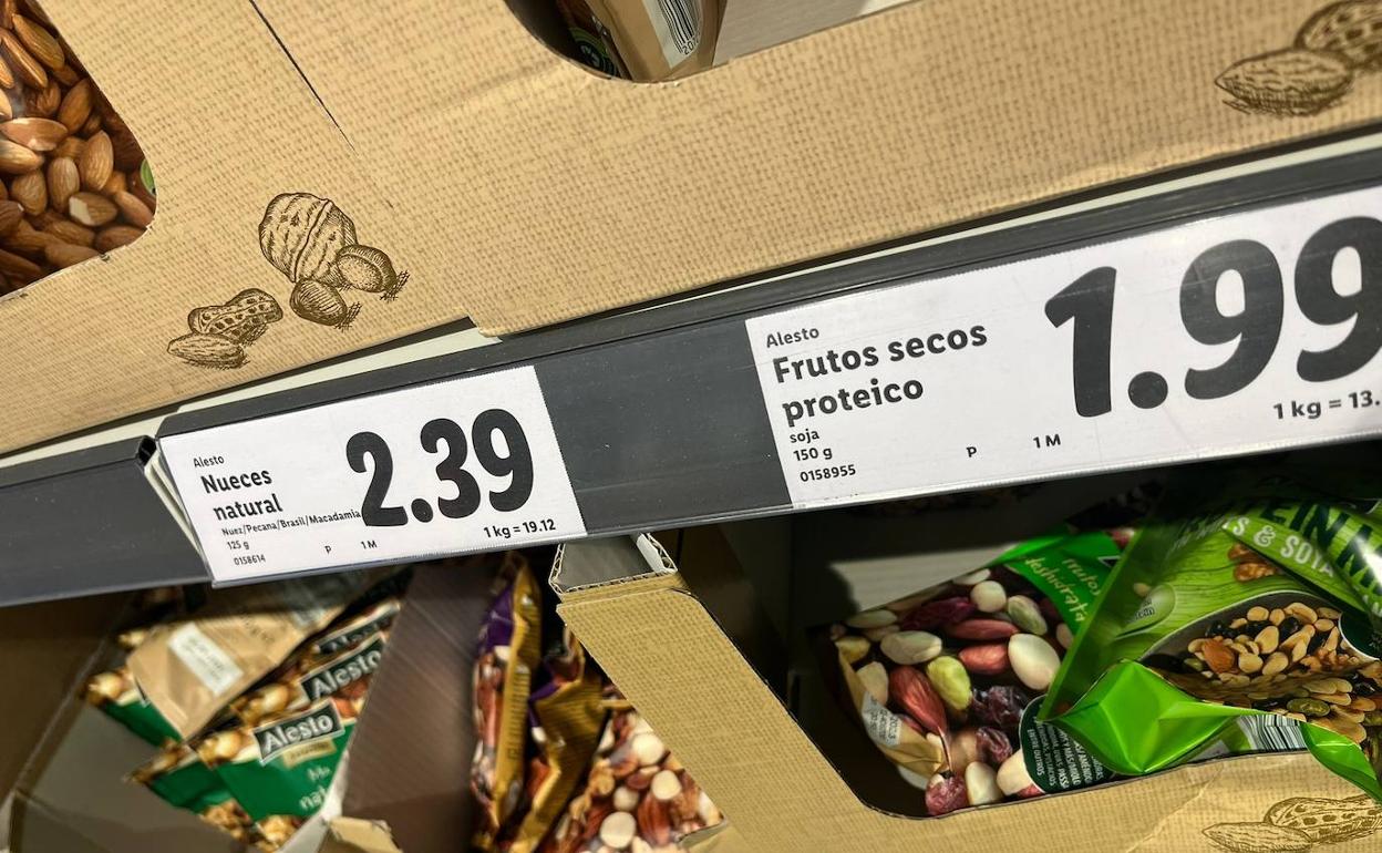 Precios en los estantes de un supermercado. 