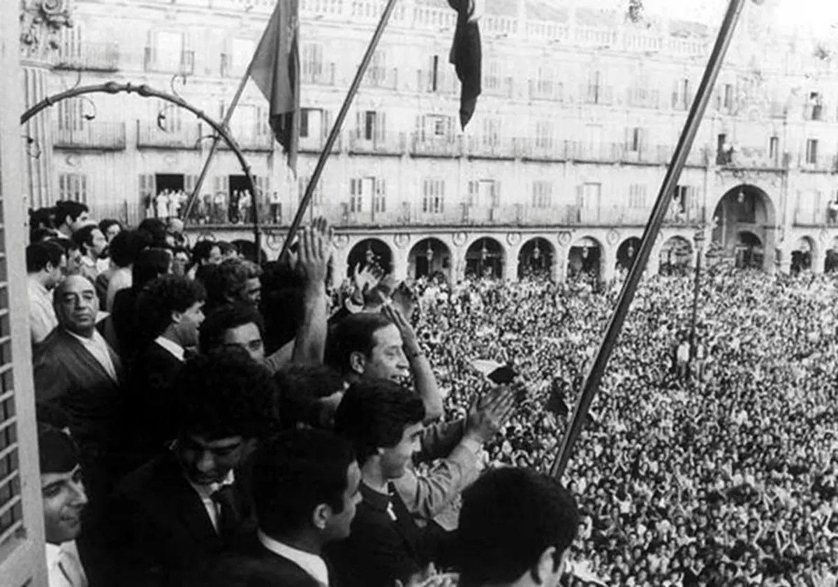 Celebración de uno de los ascensos a Primera División de la UD Salamanca en una abarrotada Plaza Mayor de Salamanca.