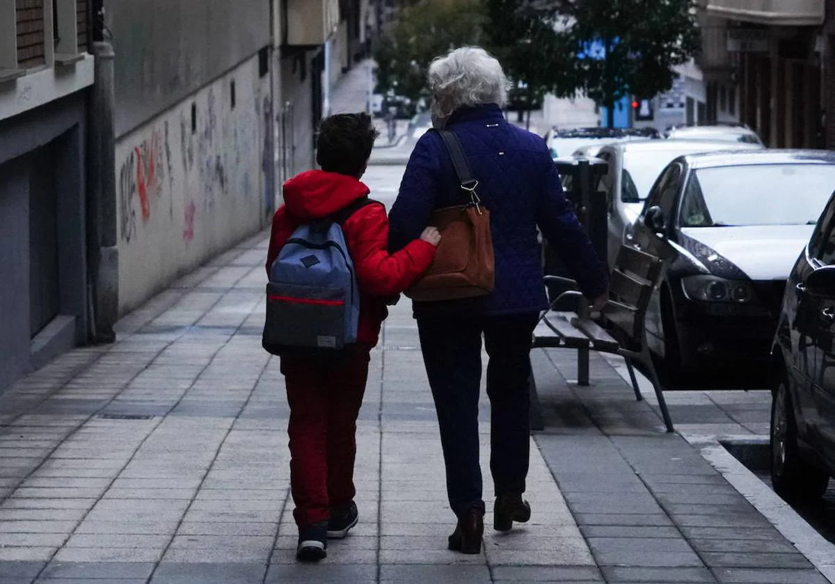Una abuela y su nieto pasean por Salamanca.