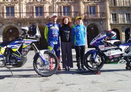 Lorenzo Santolino y Sergio Verdugo posan en la Plaza Mayor junto a Ana Suárez.