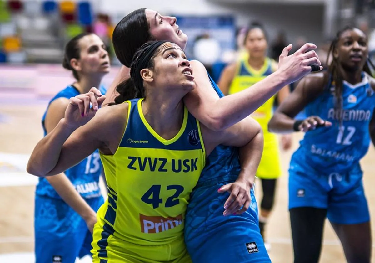 Mariella Fasoula, de Avenida, y Brionna Jones, del USK Praga, pugnan por un rebote.