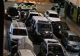 Vehículos policiales en la zona donde se produjo la actuación policial.