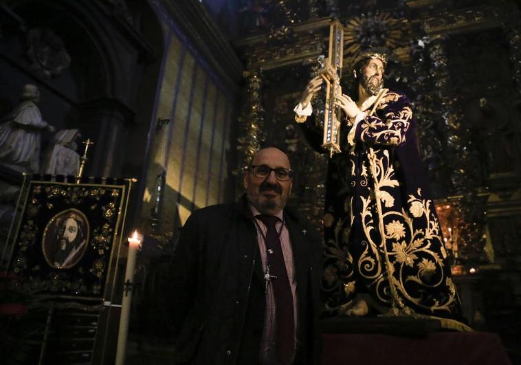 José María Santiago Guervós, Hermano Mayor, ante Jesús Nazareno en su besapié.