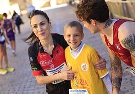 La corredora Sandra Santamaría Martín junto a la pequeña M4RIA «PRINCESA FUTBOLERA GUERRERA».