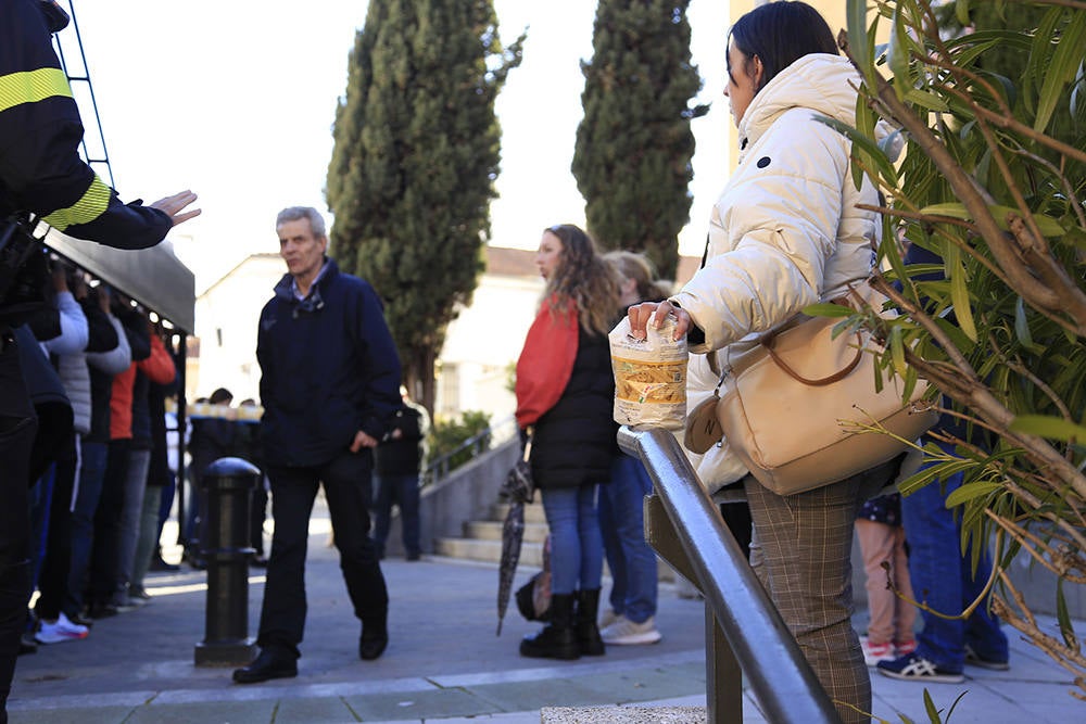 Solidaridad cofrade entre varales y partituras