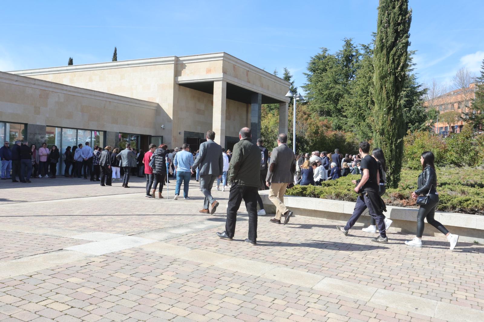 Multitudinario adiós a Ángel Basas y su hijo Carlos en Salamanca