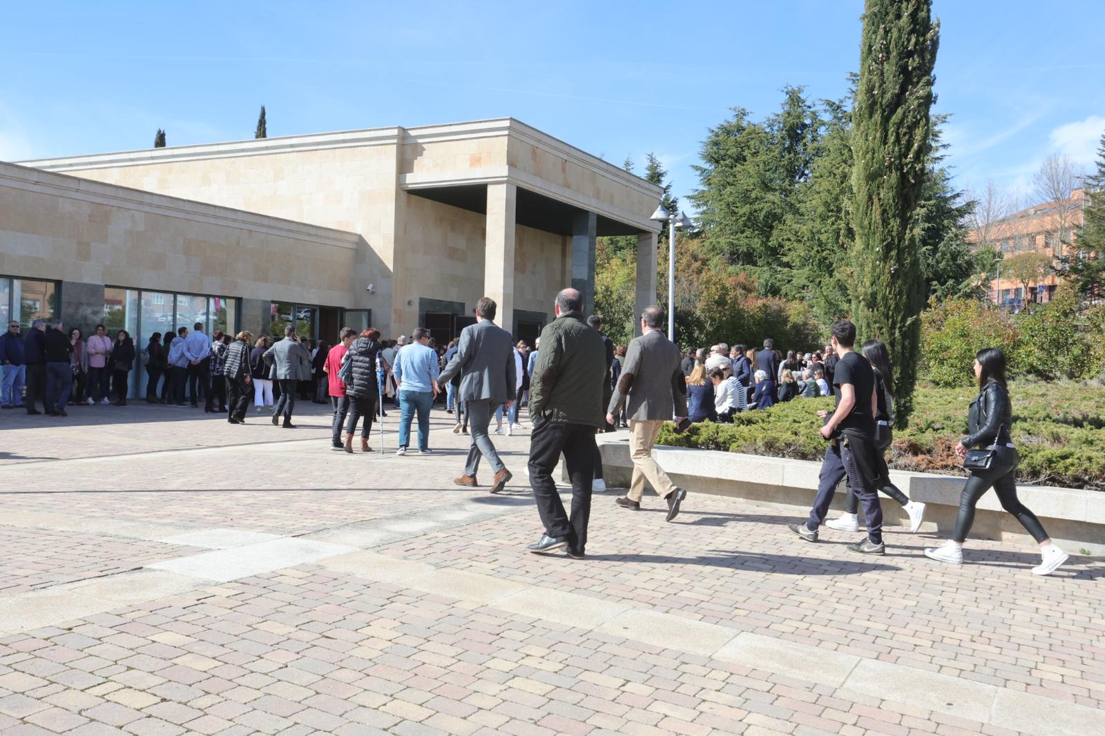 Multitudinario adiós a Ángel Basas y su hijo Carlos en Salamanca