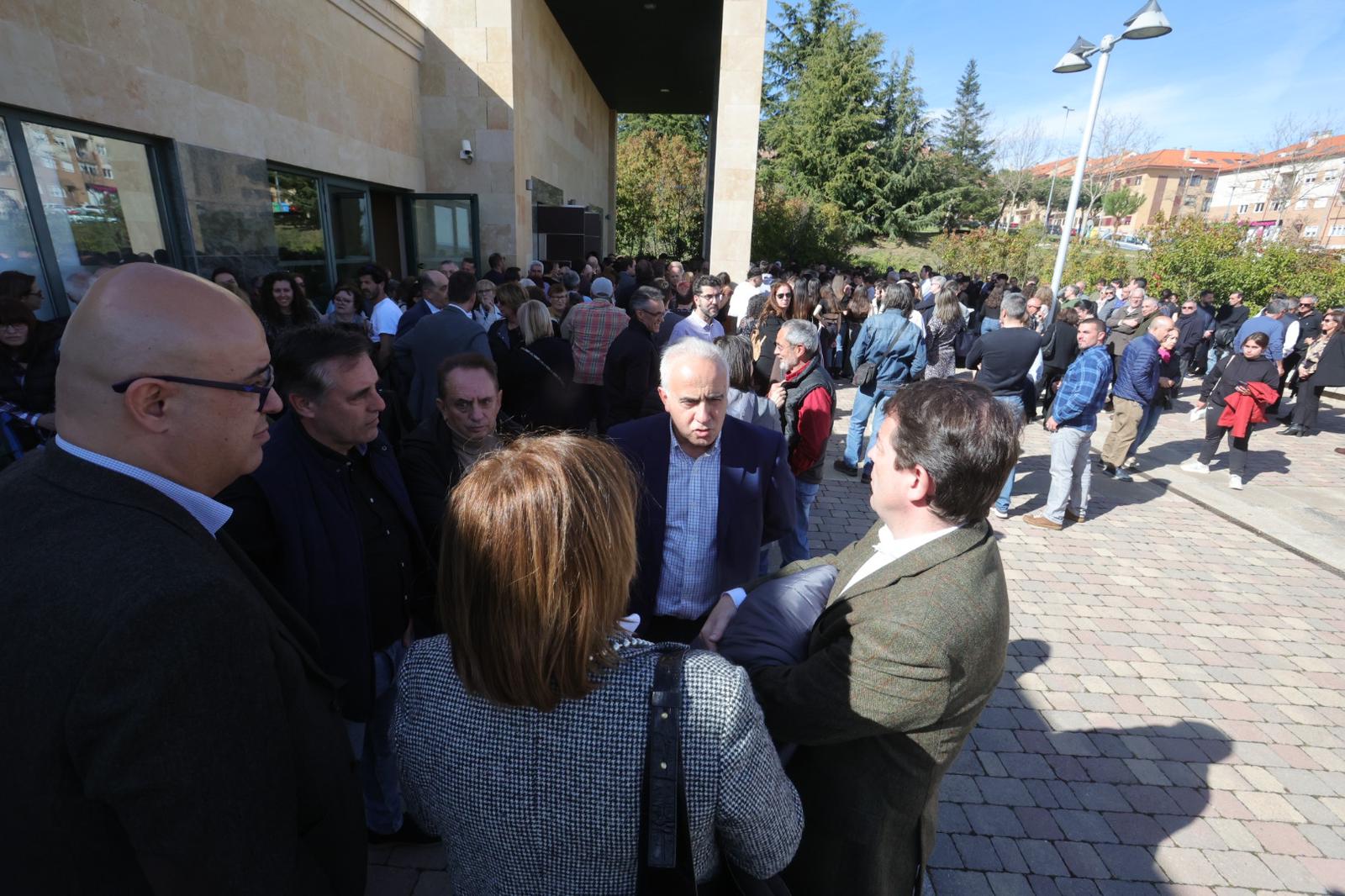 Multitudinario adiós a Ángel Basas y su hijo Carlos en Salamanca